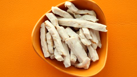 cuenco de tiras de pollo cocidas