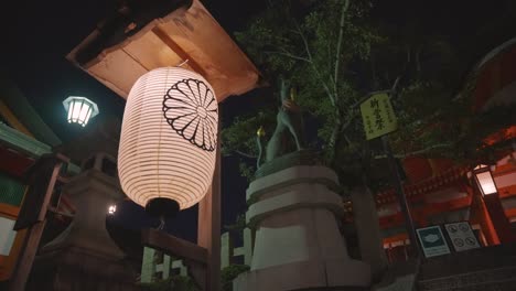 linterna japonesa en fushimi inari taisha, kyoto, japón