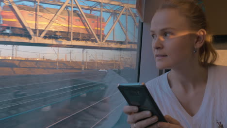 en san petersburgo, rusia, en un viaje en tren, una joven mirando por la ventana.