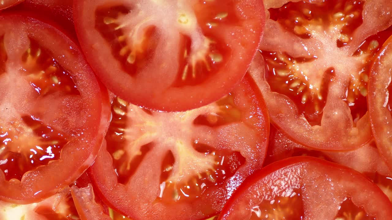 익은 토마토 조각은 천천히 회전합니다.