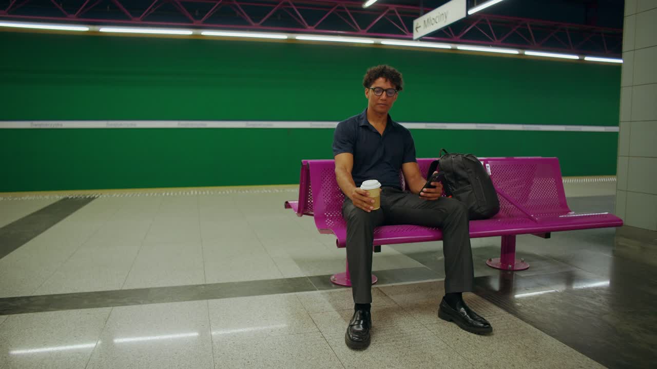 Uomo in attesa alla stazione della metropolitana