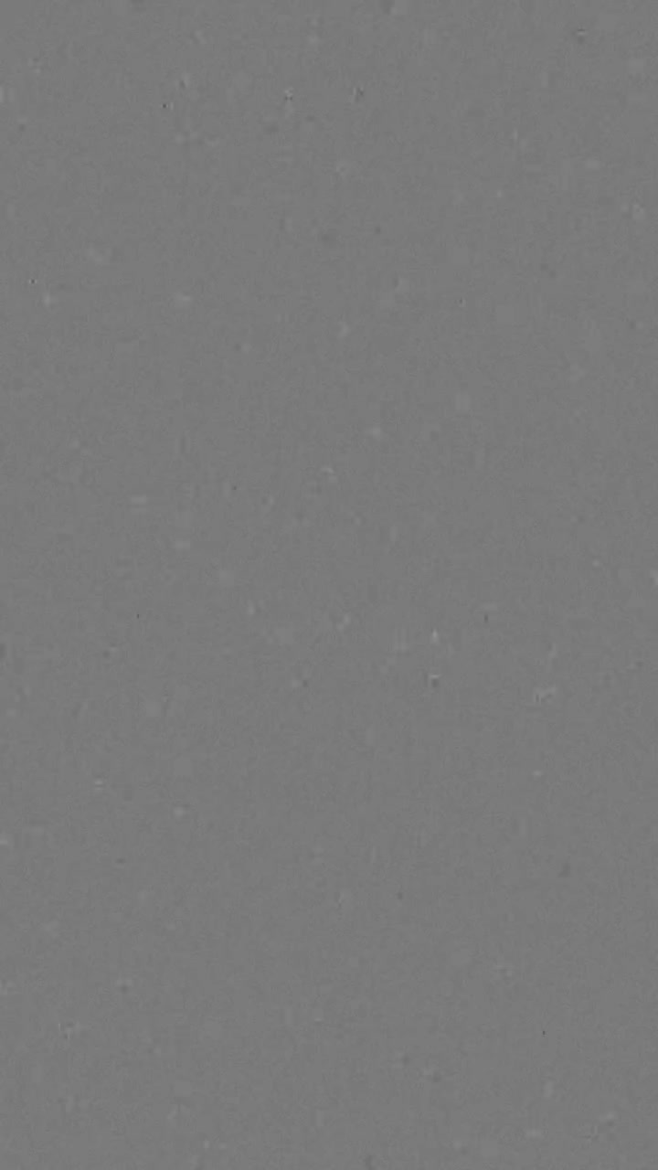Pystysuuntainen 35 mm filmirae-tekstuuri hienovaraisella kohinalla elokuvalliseen ja retrohenkiseen ulkoasuun, saumaton silmukka