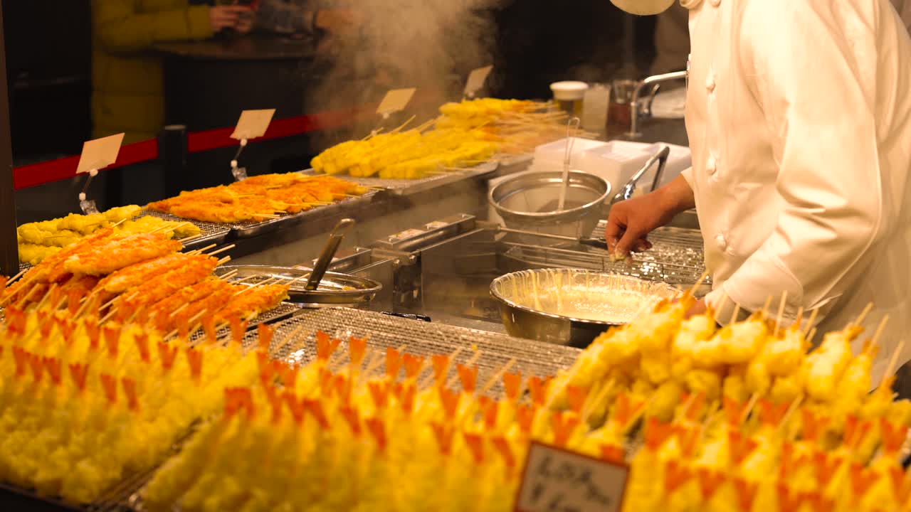 el chef freía tempura, sirviendo a los clientes en secuencia