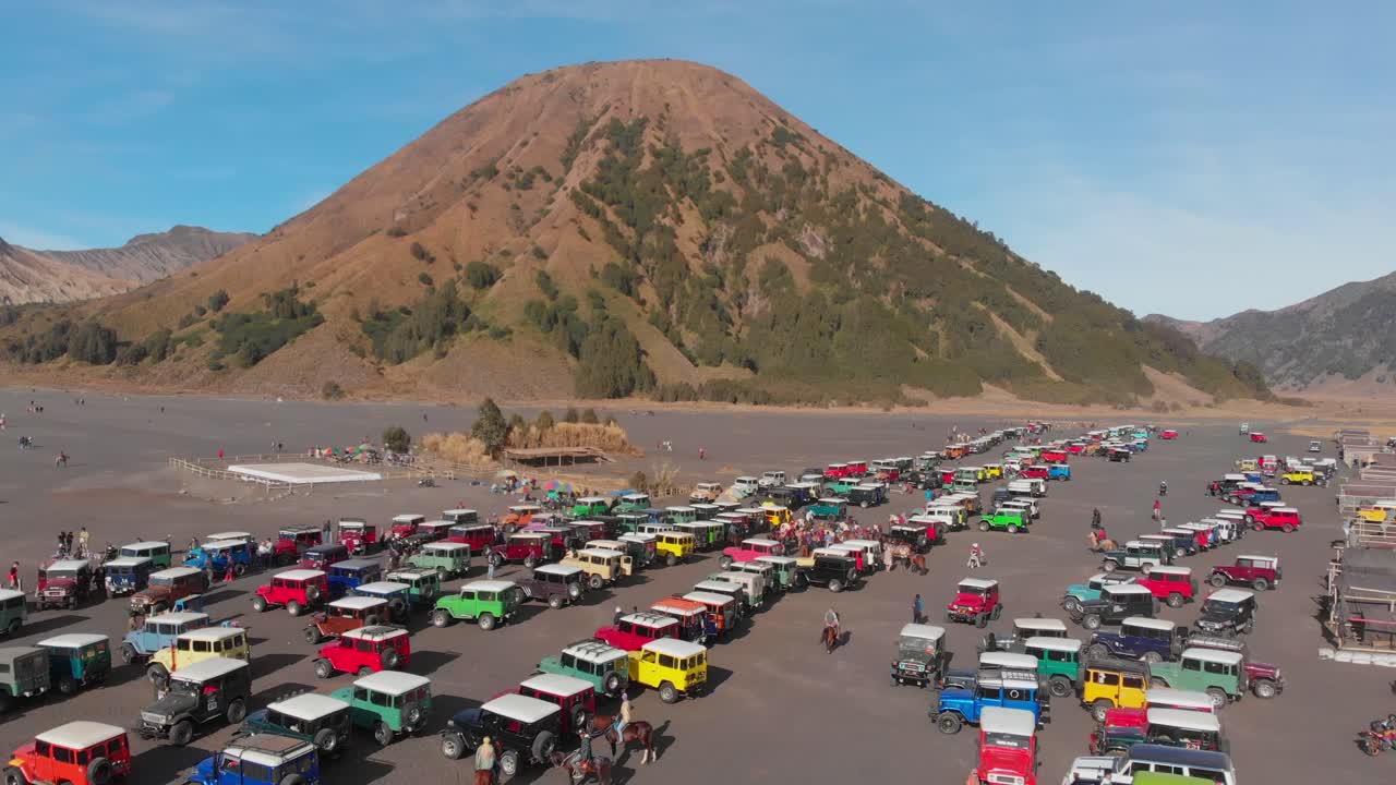 Pysäköidyt jeepit Bromon Batokilla. Indonesia, Itä-Jaava
