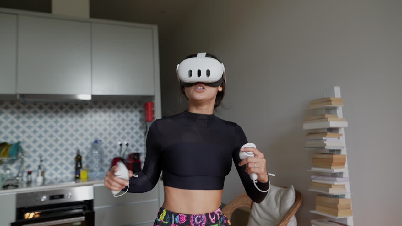 Donna che gioca a un gioco VR in cucina