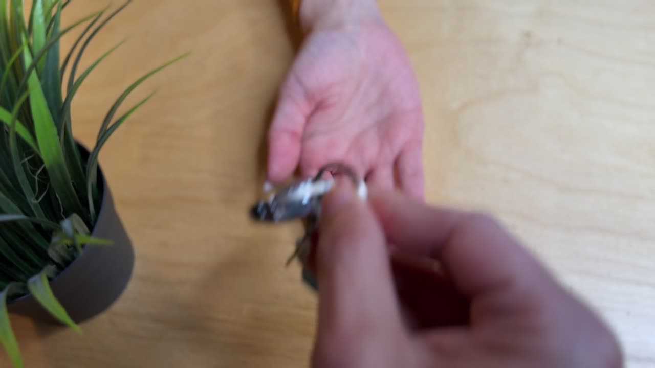 Hand Holding Arabic Discount Note – 80% OFF Promo Sign in 4K