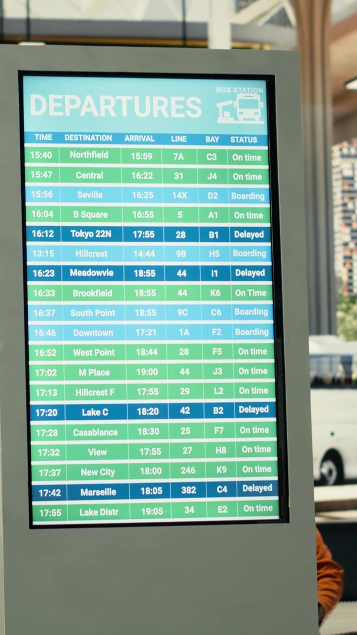 Vita da pendolare realistica con persone che si muovono in un terminal degli autobus.