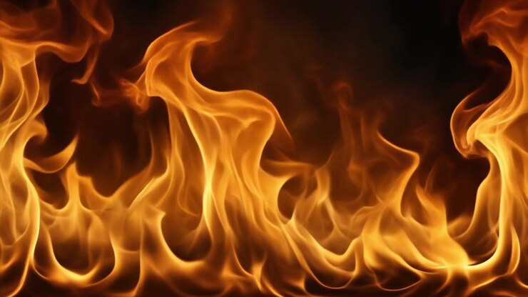 Llamas naranjas brillantes ardiendo sobre un fondo oscuro