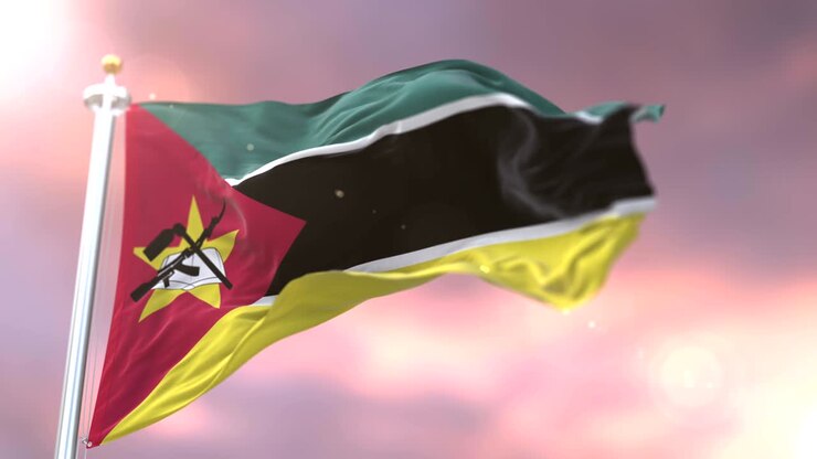 Flagge Mosambiks weht in Zeitlupe im Wind bei Sonnenuntergang, Endlosschleife