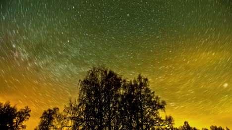 Cielo-Nocturno-Lleno-De-Senderos-De-Estrellas-Que-Forman-Una-Vista-Fascinante-Y-Dramática