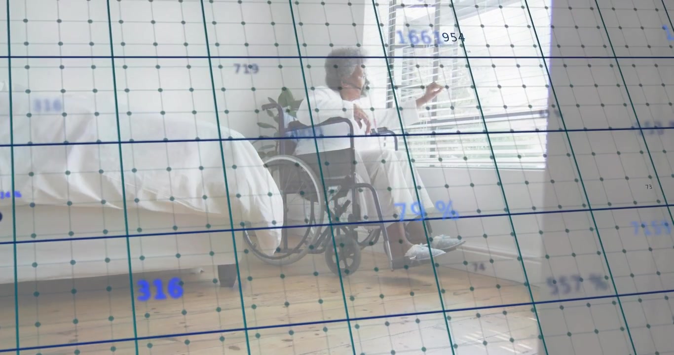 Mujer mayor en silla de ruedas tocando las persianas e iluminando la habitación con una cuadrícula transparente en el ámbito sanitario