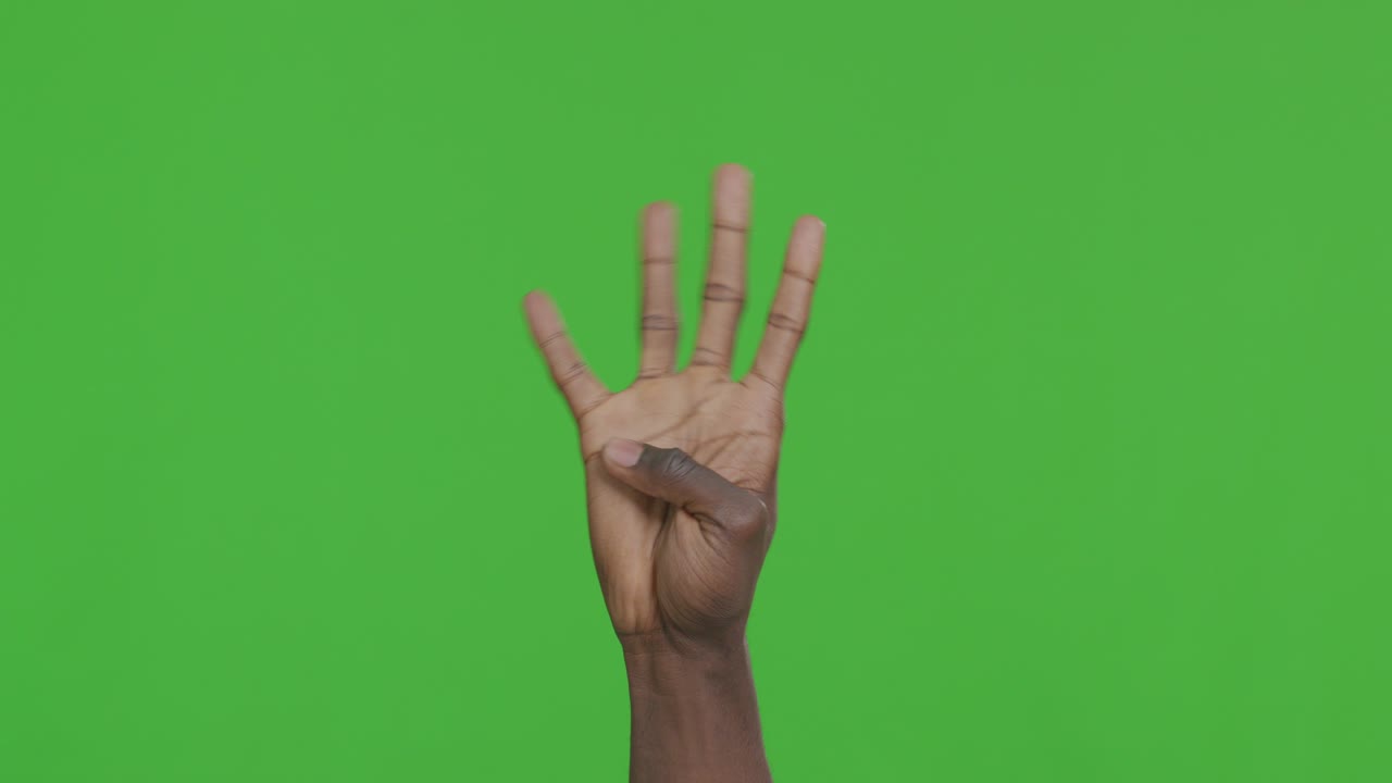 manos gestando los números tres y cinco en una pantalla verde