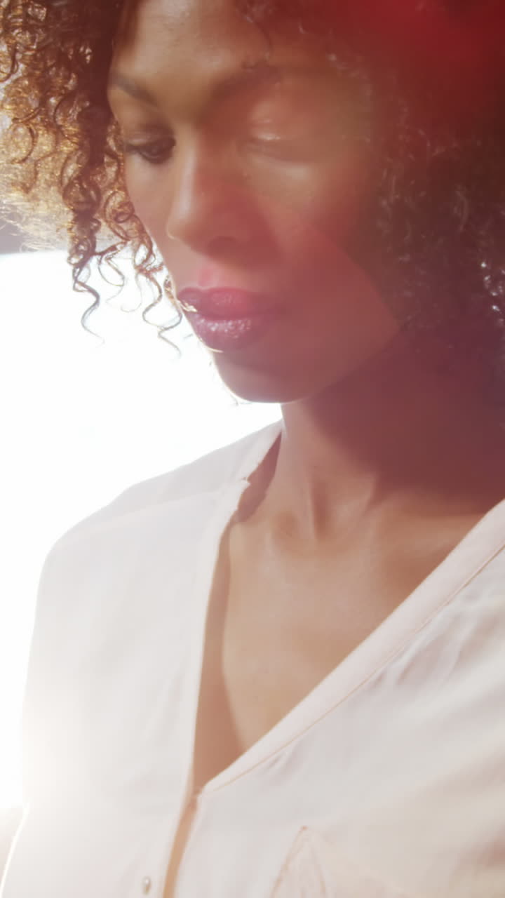 empresaria usando tableta digital