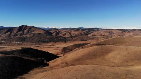 Sanfte-Braune-Hügel-Gegen-Die-Rocky-Mountains