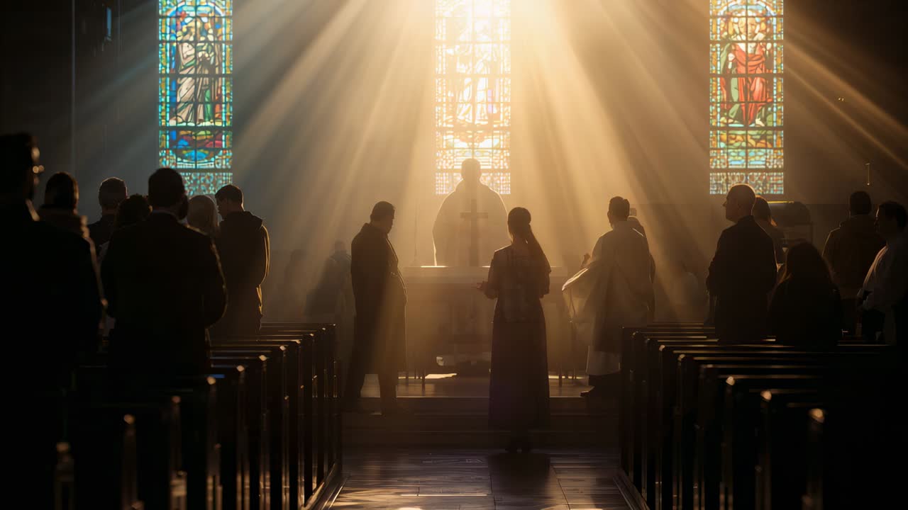 Gottesdienstbeginn, Klerus in Gewändern, der ein Prozessionskreuz trägt, Buntglas füllt die Kirchenbänke