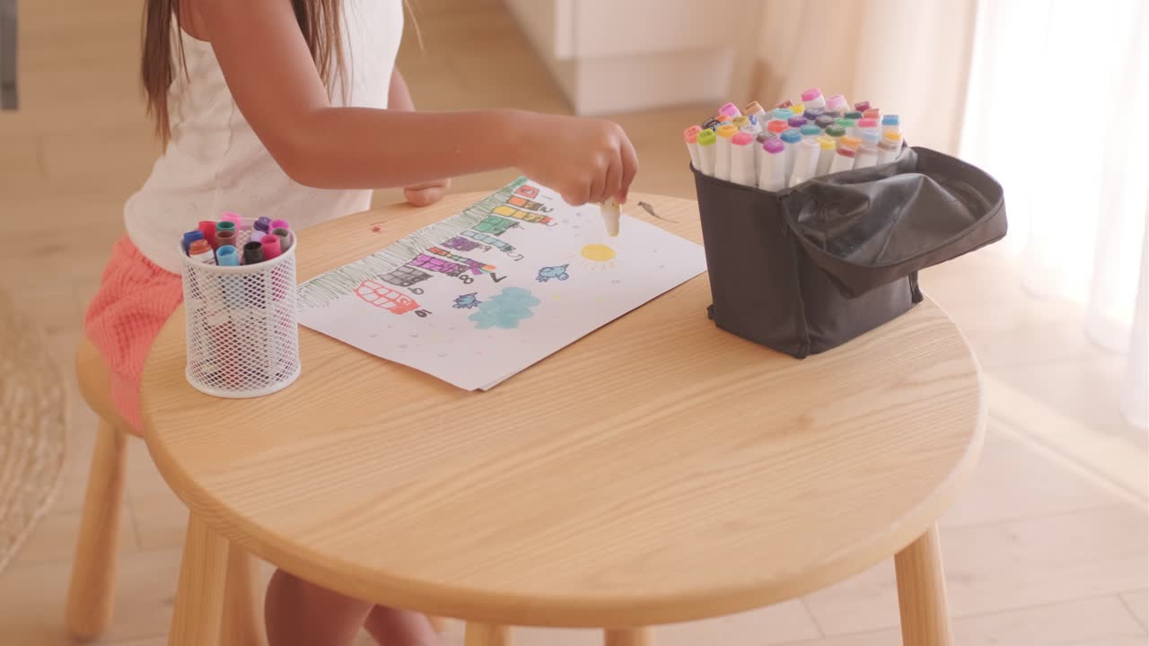 아이가 마커로 그린 그림