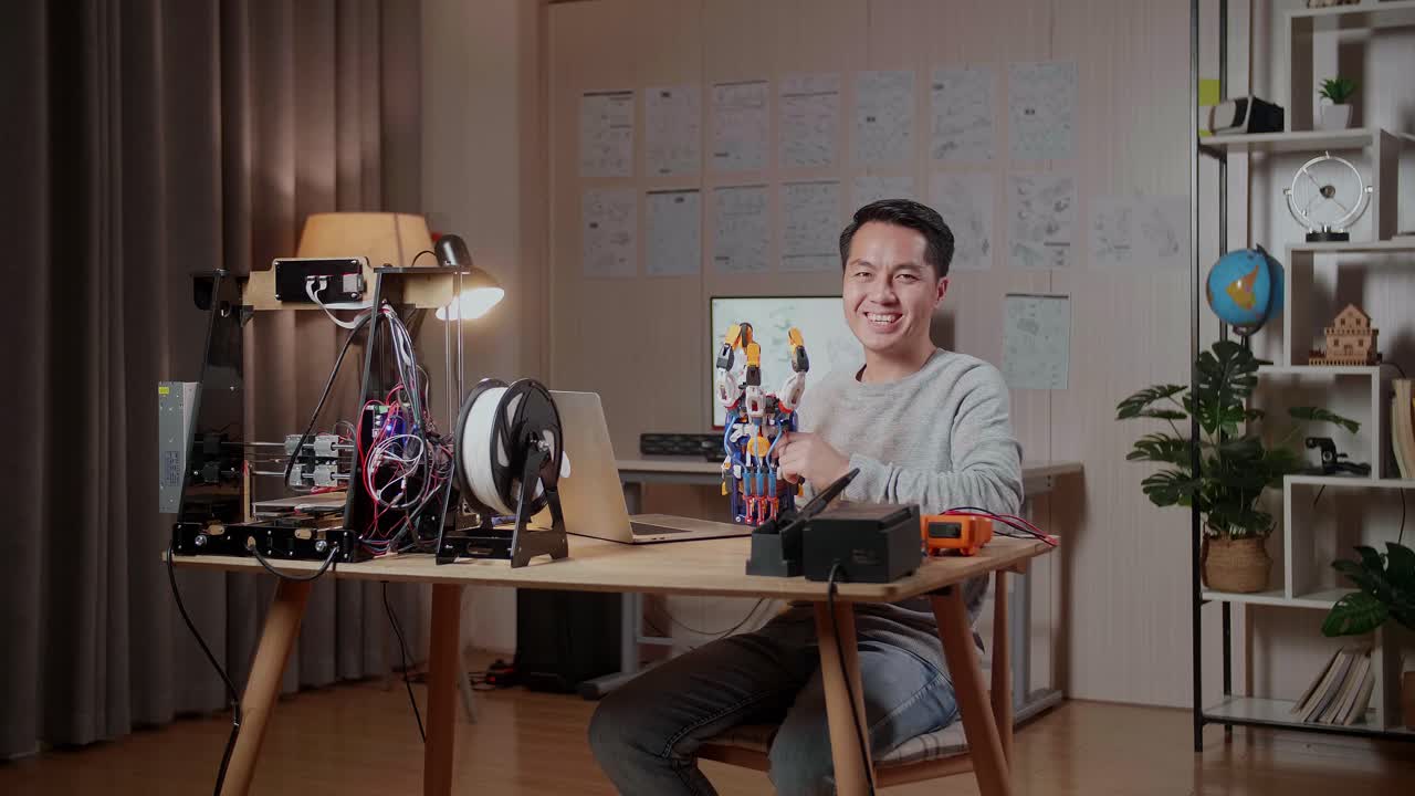 3d 인쇄된 로 팔을 가진 미소 짓는 남자