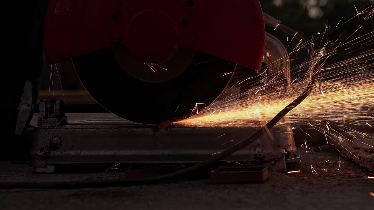 기계공은 강철과 불꽃을 잘라내는 도구를 사용합니다.