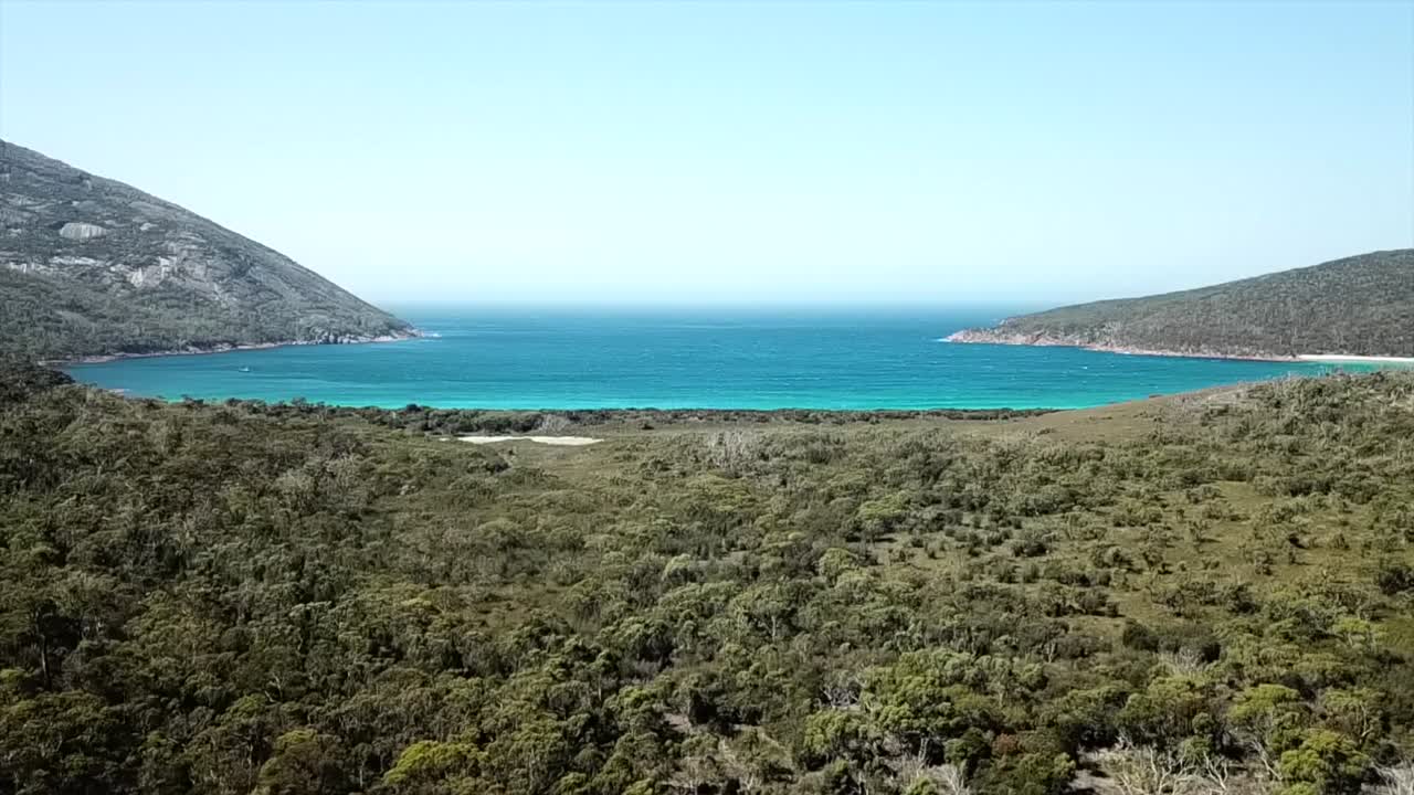 drone filmando en la bahía de wineglass, tasmania