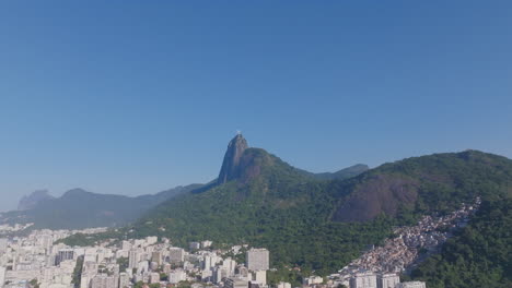 imágenes aéreas en botafogo en río de janeiro, brasil panorámica a través de una favela y la estatua de cristo redentor