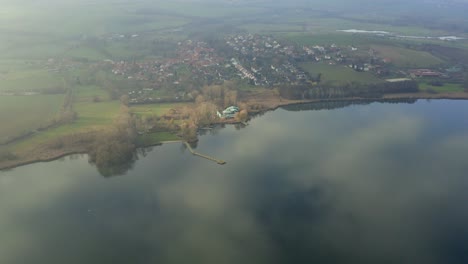 Antena-De-Drones-Del-Lago-Seeburg-Seeburger-See-En-Una-Hermosa-Mañana-De-Domingo-En-El-Parque-Nacional-Harz-Cerca-De-Göttingen-En-Alemania-Central