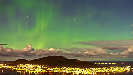 Majestuosas-Luces-Del-Norte-Sobre-La-Ciudad-Resplandeciente,-Vista-De-Lapso-De-Tiempo