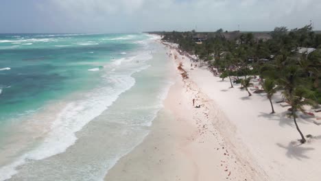 Drone-Aéreo-Disparado-Sobre-La-Playa-En-Tulum,-México