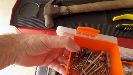 buscando en una caja de herramientas tornillos aleatorios