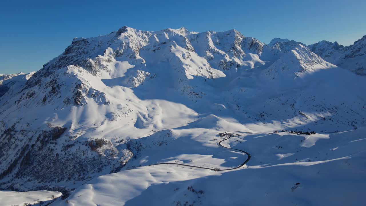 Riprese con drone di una tranquilla catena montuosa innevata