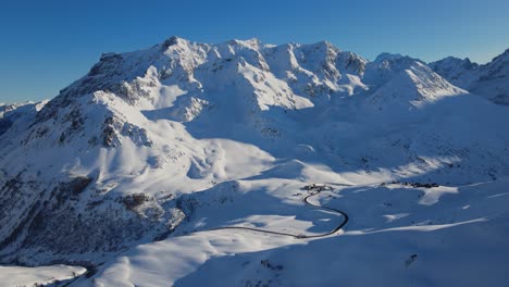 Drone-footage-of-a-peaceful-snowy-mountain-range