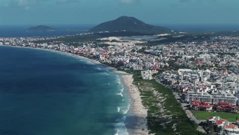 vista a vista de pájaro de la magnífica y vasta playa de ingleses en florianópolis, santa catarina, brasil