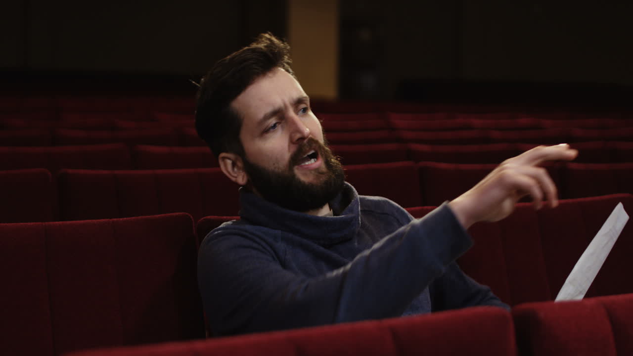 el hombre en un teatro