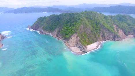 Con-Vistas-A-Las-Hermosas-Aguas-Azules-Del-Océano-Alrededor-De-Una-Isla-En-El-Archipiélago-De-La-Isla-Turtuga,-Cerca-De-Costa-Rica