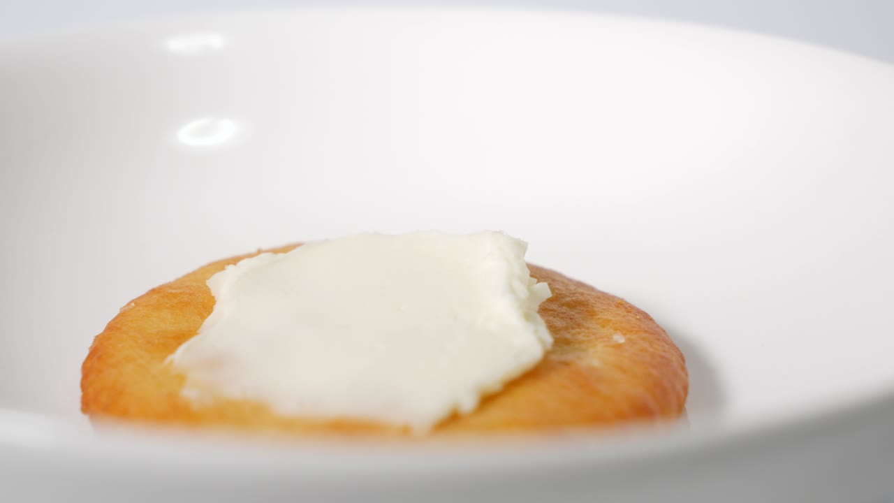 круглые крекеры с сливочным сыром