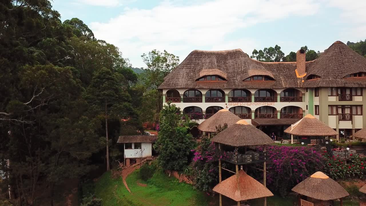 fachada exterior de lujosa cabaña en birdnest resort en kabale, lago bunyonyi, uganda