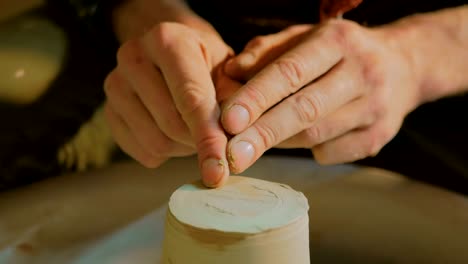 alfarero profesional que trabaja en el taller