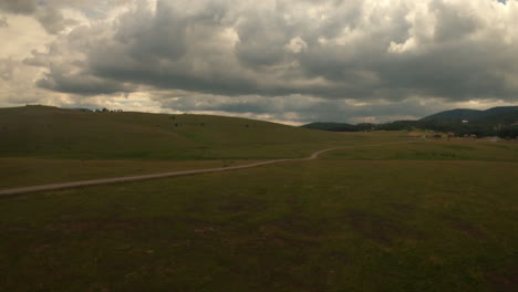 Zlatibor-Region-Landschaft-An-Bewölkten-Sommertagen,-Luftaufnahme