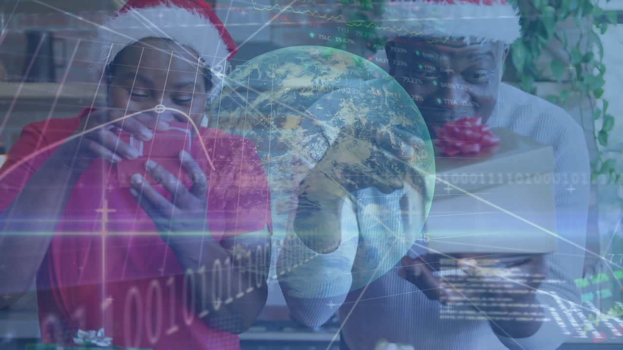 animación de globo y código binario sobre feliz pareja de mayores afroamericanos abriendo regalos