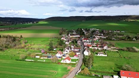 Dorf-Notre-Dame-De-L&#39;Isle-In-Der-Französischen-Landschaft,-Normandie