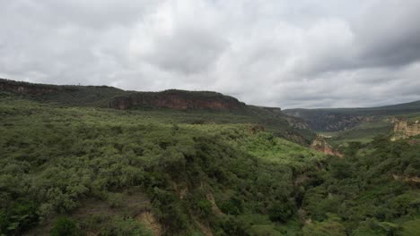 Drone-Despegando-En-Hell&#39;s-Gate,-Tanzania