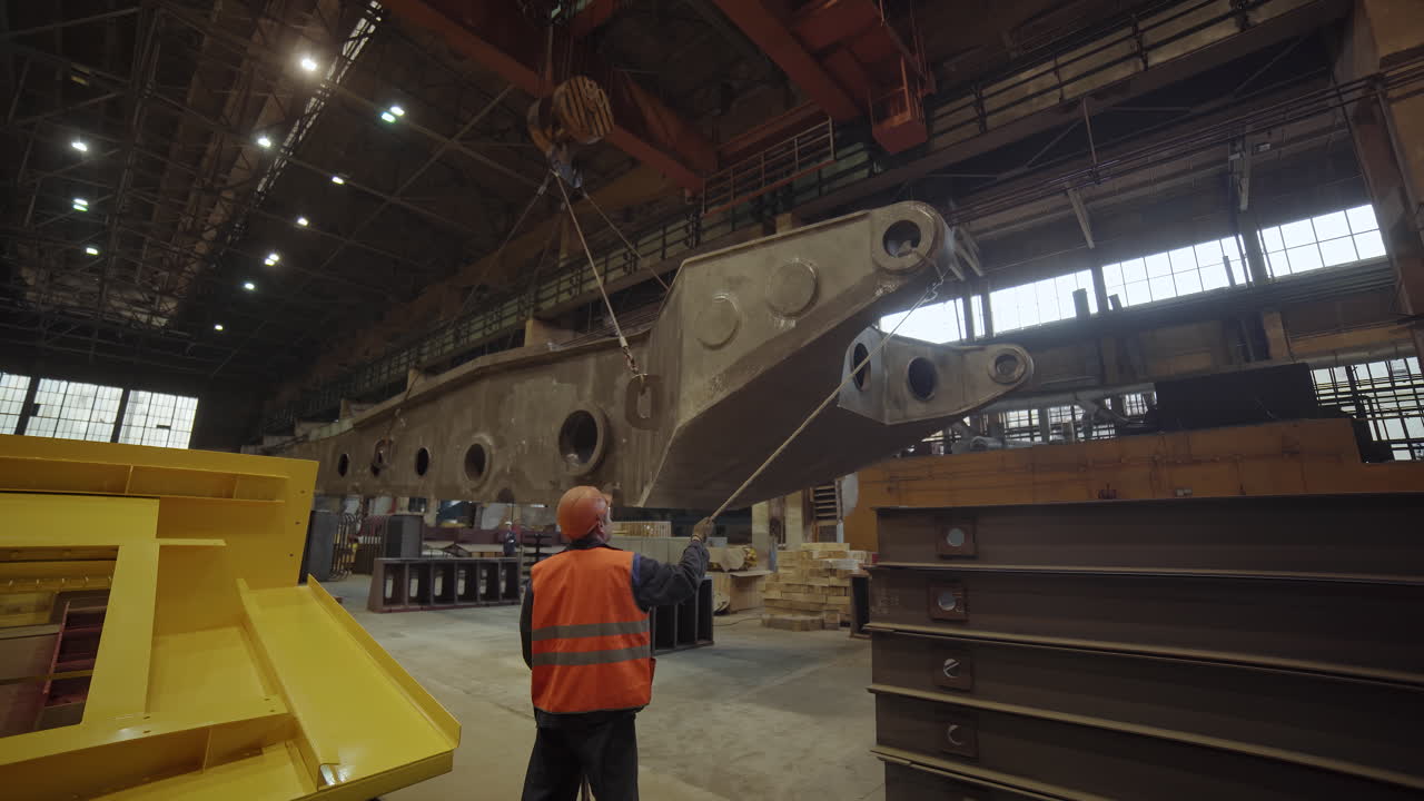 Operaio industriale che aziona macchinari pesanti in uno stabilimento