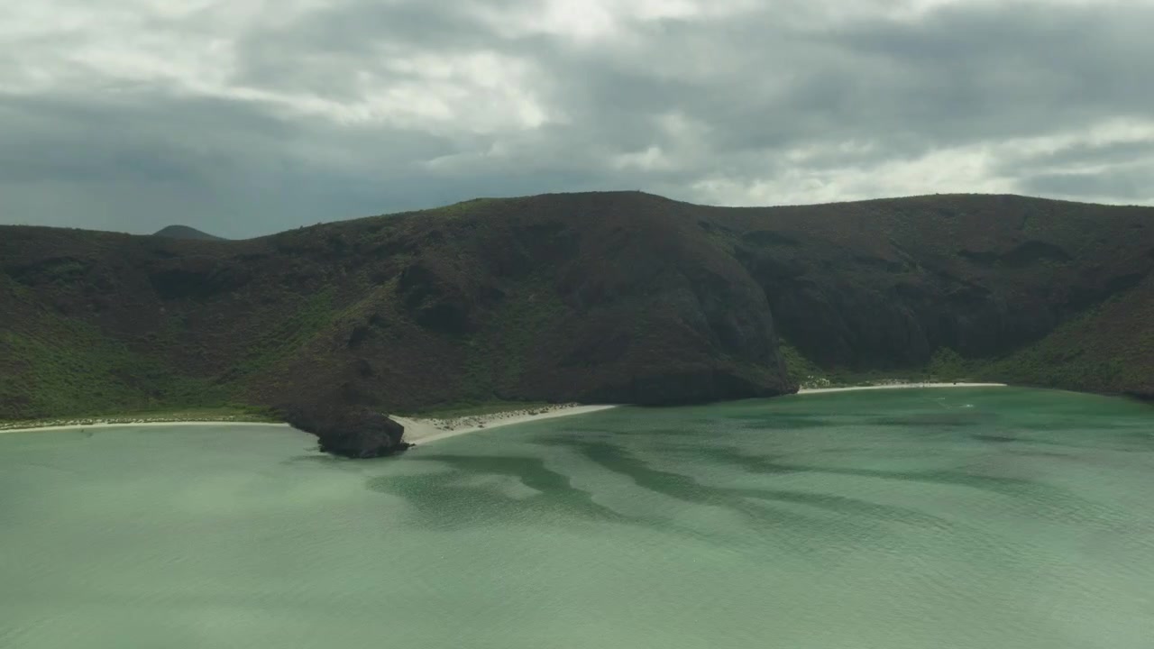 Ilmakuva hyperlapse-tekniikalla vuorista, autiomaasta ja rannasta, viehättävä maisema vuorineen ja Cortésinmeren kanssa – Balandra-ranta, La Paz, Meksiko, Baja California Sur.
