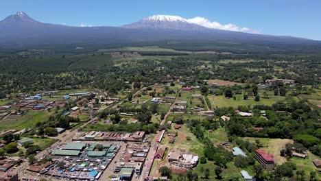 vista de paisaje urbano-drone: drone volando sobre la pequeña ciudad de loitokitok kenia áfrica