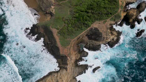 Ocean-Waves-Hitting-Cliffs-in-Punta-Cometa,-Oaxaca-Mexico