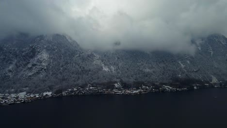 Imágenes-Filmadas-Con-Un-Dron-Sobre-Un-Lago-En-Un-Pueblo-Llamado-Hallstatt-En-Austria-En-Europa