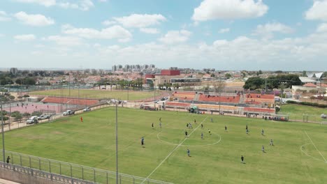 juego de fútbol al mediodía disparado desde arriba en la ciudad de netivot