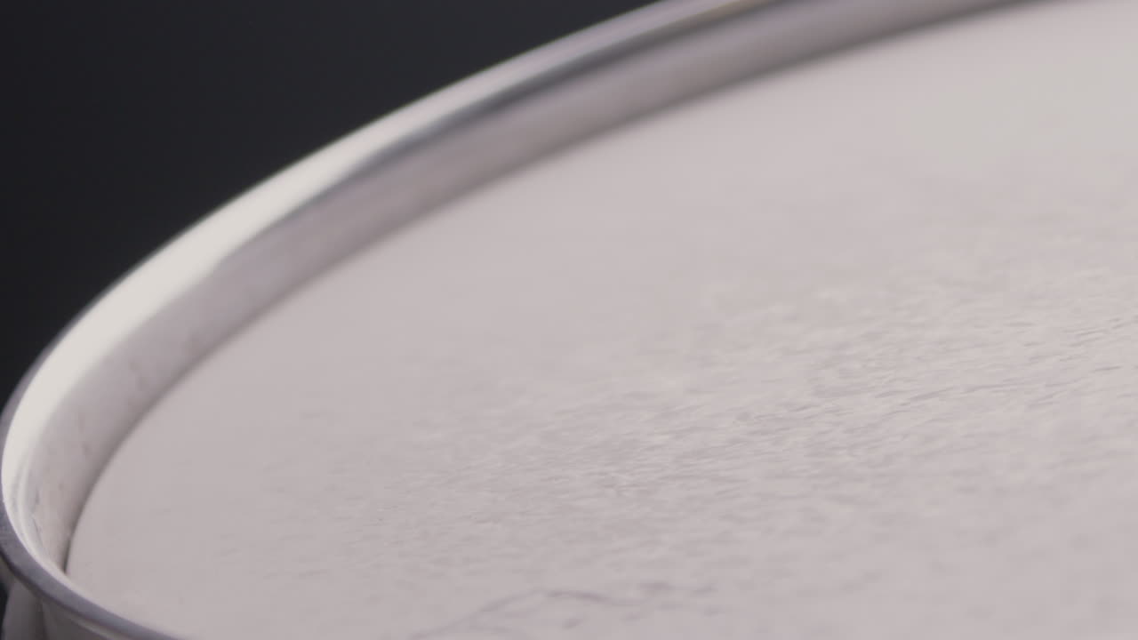 baterista de jazz toca el tambor tom-tom, primer plano, cámara lenta