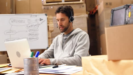 Trabajador-De-Almacén-Usando-Una-Computadora-Portátil