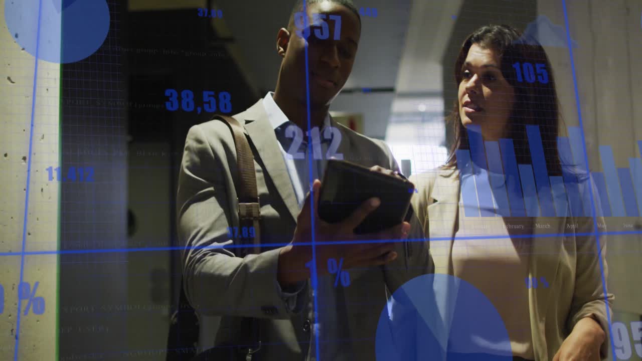 animación de gráficos, cambios de números, diversos compañeros de trabajo discutiendo informes en la tableta digital