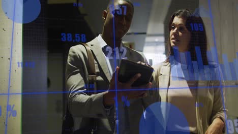 animación de gráficos, cambios de números, diversos compañeros de trabajo discutiendo informes en la tableta digital